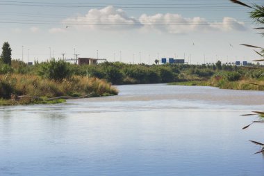 Baix Llobregat bölgesinden geçen Llobregat Nehri Akdeniz 'de ve Barselona şehrinde ağzına çok yakın..