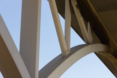 Llobregat Nehri üzerindeki modern köprü, arabaların ve kamyonların nehri geçip otopsiye girmesini sağlayan bir mühendislik çalışması..