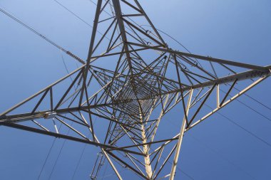 Dağlarda bir elektrik kulesi, dağlık araziyi aşarak sanayiye ve evlerimize elektrik getiriyor. Yeşil enerji