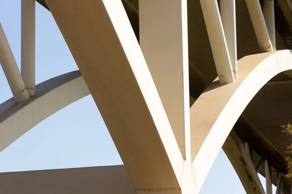Llobregat Nehri Üzerindeki Modern Köprü Arabaların Kamyonların Nehri Geçip Otopsiye — Stok fotoğraf