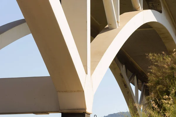 Llobregat河上的现代桥梁是一项工程 它允许汽车和卡车过河进入自动驾驶室 — 图库照片