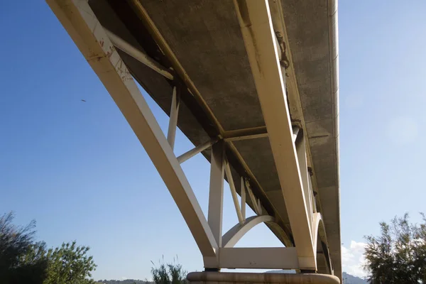 Llobregat Nehri Üzerindeki Modern Köprü Arabaların Kamyonların Nehri Geçip Otopsiye — Stok fotoğraf