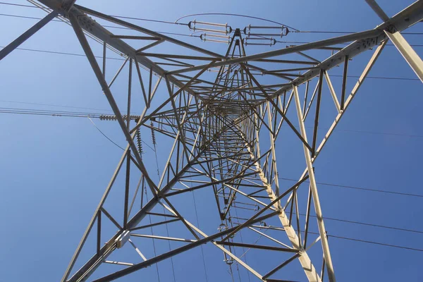 Uma Torre Elétrica Nas Montanhas Superando Terreno Montanhoso Para Trazer — Fotografia de Stock