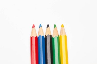 Kalemlerle çeşitli renkler çizmeye hazır. Değişik renklerde. Kalemlerle birlikte kutu.