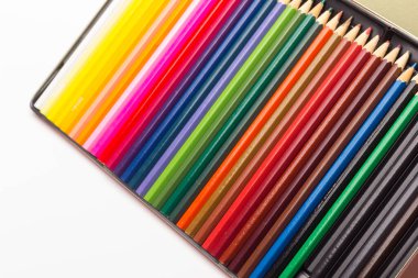 El, parmak ve renk aralığı; renkli kalemler, tam aralık; yetişkin elinin tuttuğu renkli açılar