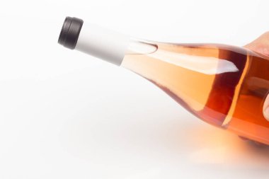 Organik şarabı hediye olarak verin, kimyasallar olmadan yetiştirin, doğayla ilgilenin ve son ürünün tadını koruyun..