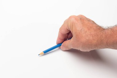 Çizim ya da harf başlatmak ya da orantıları ölçmek için kullanılan beyaz arkaplan üzerindeki renkli kalem; cetvel olarak kullanılan kalem.