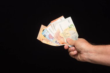 Ödenecek, bankaya yatırılacak, para biriktirilecek, ödenecek, yatırım yapılacak ya da zenginlik yaratılacak. Sevdiklerine hediye olarak verilecek para..