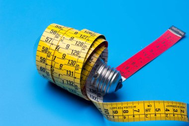 Terzi ve terzinin bant ölçüsü, esnek, sarı, insan vücudunun bazı kısımlarını ölçmek için..