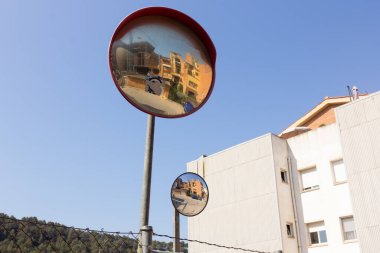 Sürücüler yaklaşan araçları görebilsin ve gereksiz tehlikelerden kaçınabilsin diye geniş açılı aynalar. Köşelerde ve kör noktalarda bulunan aynalar.