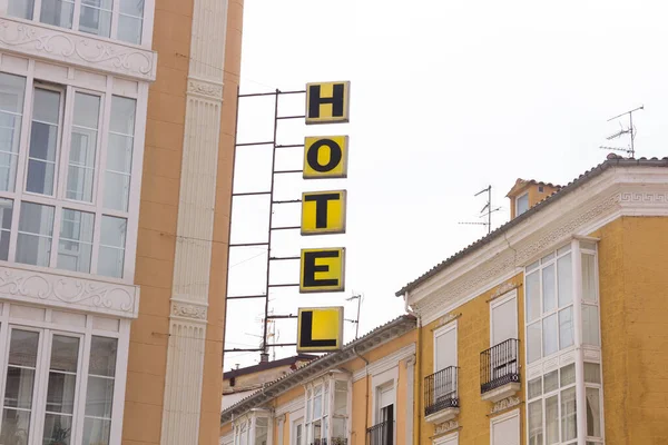 Außenseite Eines Hotels Das Durch Ein Gelbes Schild Gekennzeichnet Ist — Stockfoto