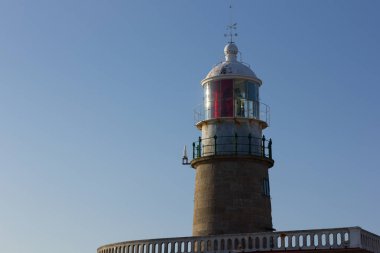 Atlantik Okyanusu 'ndaki Corrubedo deniz feneri, Galiçya, İspanya. Güvenli navigasyon için kayalıkların tepesindeki deniz feneri..