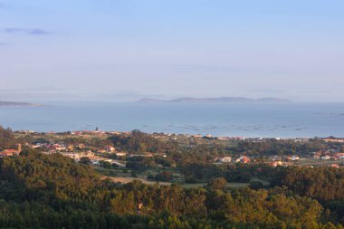 Vilar, Galiçya 'nın sahil ve köyünün günbatımı manzarası. Batı İspanya 'da Atlantik Okyanusu.