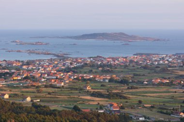 Vilar, Galiçya 'nın sahil ve köyünün günbatımı manzarası. Batı İspanya 'da Atlantik Okyanusu.