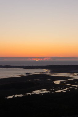 Galiçya, İspanya 'da Atlantik Okyanusu' ndaki Artes Nehri 'nin ağzında gün batımı. Gün batımında gölgede ve ışığın gölgesinde oyna..