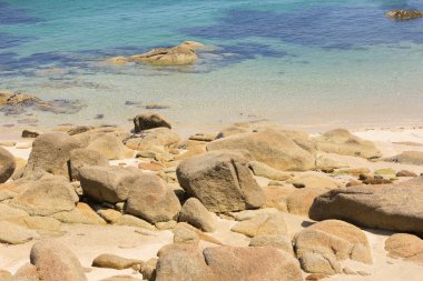 Sakin deniz ve kayalık kıyılarıyla Atlantik Okyanusu manzarası.