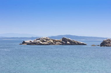 Sakin deniz ve kayalık kıyılarıyla Atlantik Okyanusu manzarası.