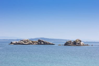 Sakin deniz ve kayalık kıyılarıyla Atlantik Okyanusu manzarası.