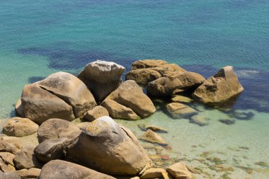 Sakin deniz ve kayalık kıyılarıyla Atlantik Okyanusu manzarası.