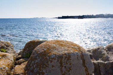 Sakin deniz ve kayalık kıyılarıyla Atlantik Okyanusu manzarası.