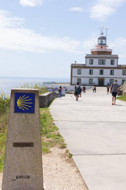 Seyyahların takip ettiğini ve St. James Yolu 'nu işaretlediğini imzala..