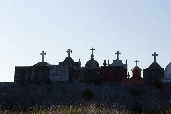 Sylwetki Zachodzie Słońca Krzyży Cmentarzu Galicji Hiszpania Krzyże Symbole Cmentarzu — Zdjęcie stockowe