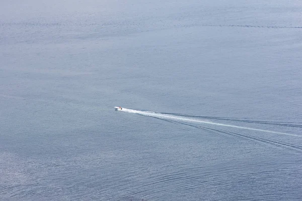 White Foam Wake Small Boat Ocean Blue — Stock Photo, Image