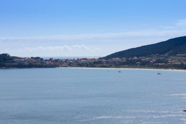 Sakin deniz ve kayalık kıyılarıyla Atlantik Okyanusu manzarası.