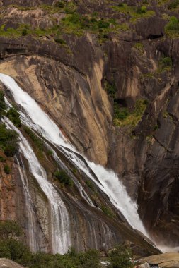 Nehir aniden küçük bir göle akar ve bir damladan sonra küçük bir şelale oluşur..