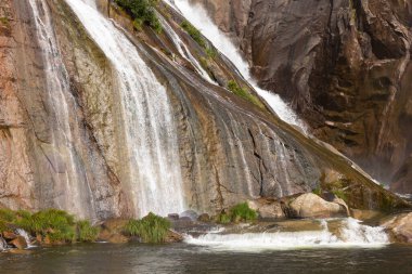 Nehir aniden küçük bir göle akar ve bir damladan sonra küçük bir şelale oluşur..