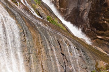 Nehir aniden küçük bir göle akar ve bir damladan sonra küçük bir şelale oluşur..