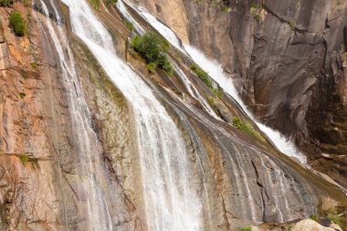 Nehir aniden küçük bir göle akar ve bir damladan sonra küçük bir şelale oluşur..
