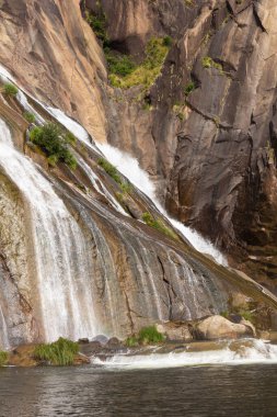 Nehir aniden küçük bir göle akar ve bir damladan sonra küçük bir şelale oluşur..
