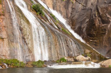 Nehir aniden küçük bir göle akar ve bir damladan sonra küçük bir şelale oluşur..