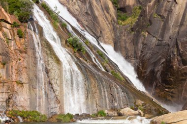 Nehir aniden küçük bir göle akar ve bir damladan sonra küçük bir şelale oluşur..