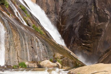 Nehir aniden küçük bir göle akar ve bir damladan sonra küçük bir şelale oluşur..