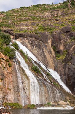 Nehir aniden küçük bir göle akar ve bir damladan sonra küçük bir şelale oluşur..
