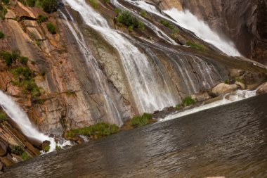 Nehir aniden küçük bir göle akar ve bir damladan sonra küçük bir şelale oluşur..