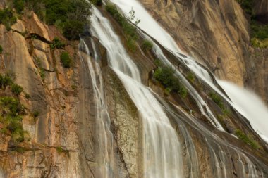 Nehir aniden küçük bir göle akar ve bir damladan sonra küçük bir şelale oluşur..