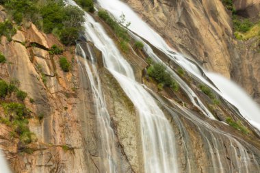 Nehir aniden küçük bir göle akar ve bir damladan sonra küçük bir şelale oluşur..
