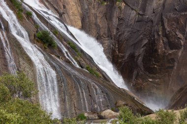 Gölün üzerinde küçük bir şelale., 