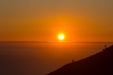 Günbatımında turuncu tonlar Atlantik Okyanusu üzerinde, Galiçya, İspanya üzerinde, Ria de Arosa 'nın önünde. Batı, güneşin battığı yöndür..