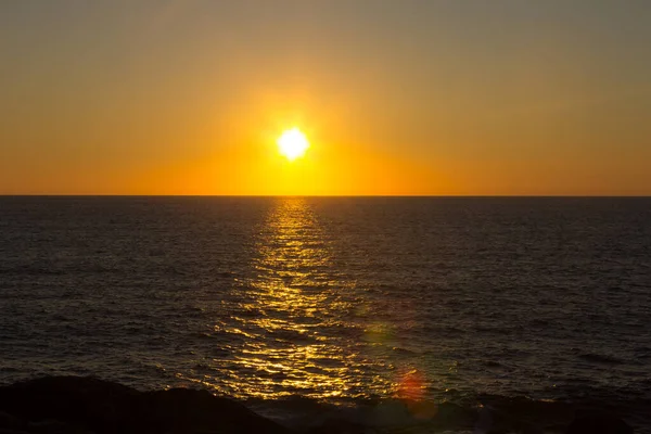 Rötliche Und Orangefarbene Farben Bei Sonnenuntergang Über Dem Atlantik Sonnenuntergang — Stockfoto