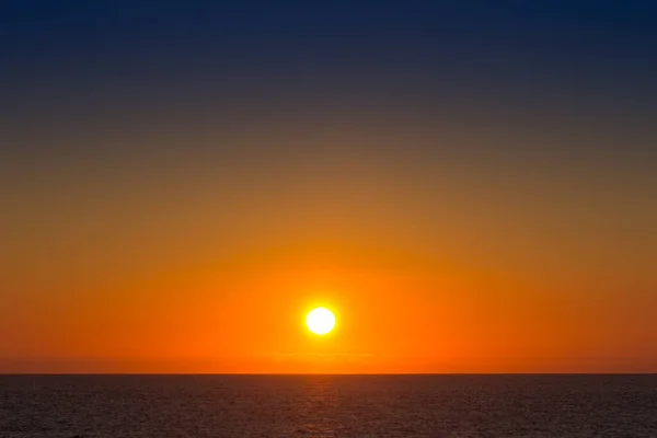 Colores Rojizos Naranjas Atardecer Sobre Océano Atlántico Puesta Sol Sobre — Foto de Stock