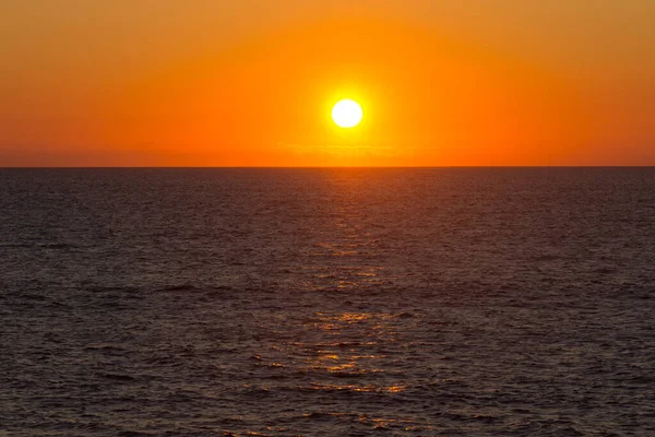Reddish Orange Colors Sunset Atlantic Ocean Sun Setting Sea — Stock Photo, Image
