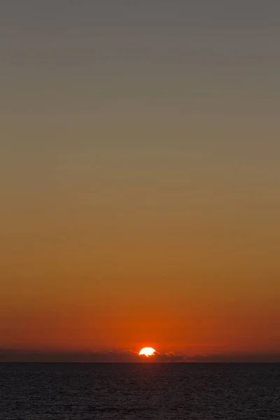Κόκκινα Και Πορτοκαλί Χρώματα Στο Ηλιοβασίλεμα Πάνω Από Τον Ατλαντικό — Φωτογραφία Αρχείου