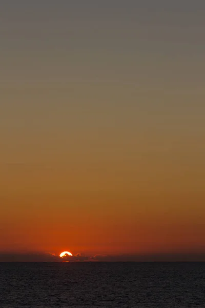 Rood Oranje Kleuren Bij Zonsondergang Boven Atlantische Oceaan Zon Ondergaand — Stockfoto