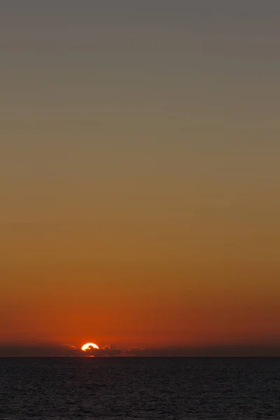 Colores Rojizos Naranjas Atardecer Sobre Océano Atlántico Puesta Sol Sobre — Foto de Stock