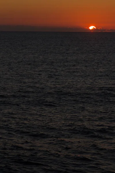 Rood Oranje Kleuren Bij Zonsondergang Boven Atlantische Oceaan Zon Ondergaand — Stockfoto