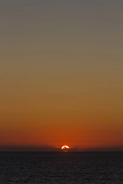 Rood Oranje Kleuren Bij Zonsondergang Boven Atlantische Oceaan Zon Ondergaand — Stockfoto